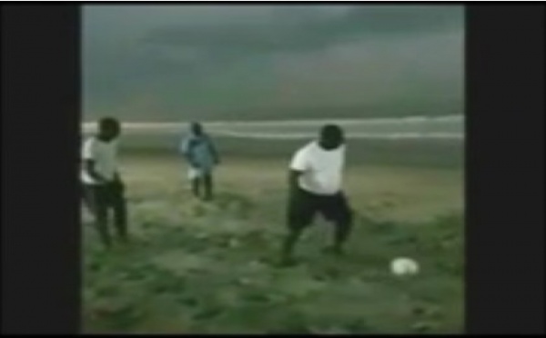 Vidéo: Le Président Macky Sall joue au foot sur la plage de Popenguine