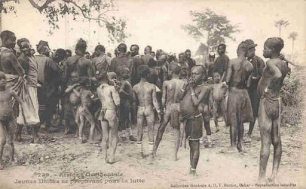 Carte postale : De jeunes Diolas se préparant pour un combat de lutte