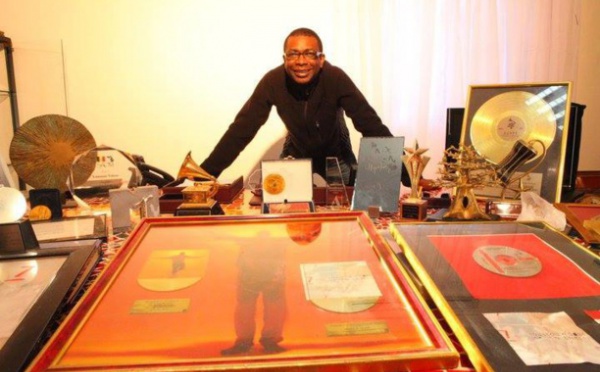 Youssou Ndour et ses trophées !