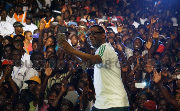 Youssou Ndour en mode Selfie avec ses fans de Ziguinchor 