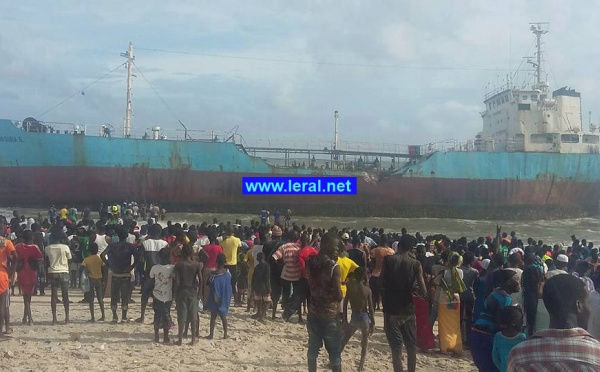 Deux bateaux échouent sur la plage de Yarakh