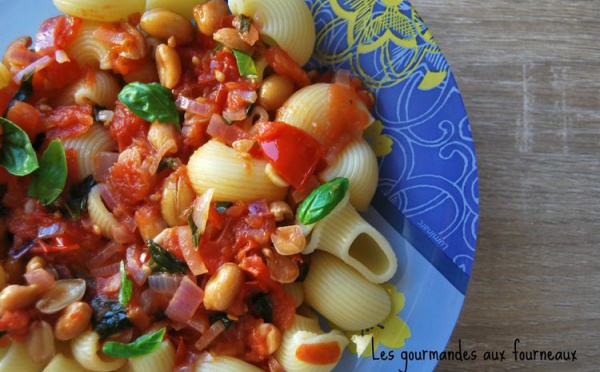 Pâtes à la sauce pimentée aux tomates, basilic et cacahuètes