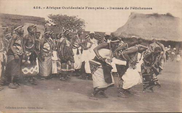 Carte postale : La danse des féticheuses en Casamance