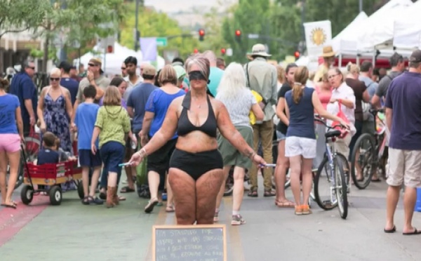 Que fait cette femme à moitié nue dans la rue?