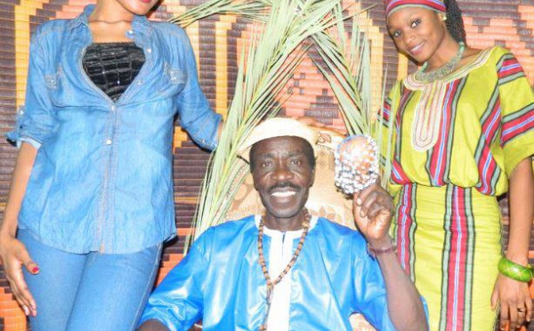 Souleymane Faye prend la pose avec le groupe Rafa de Saint-Louis