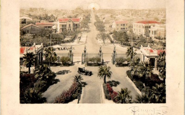 1958, Dakar, la capitale du Sénégal, vient d'avoir 100 ans :