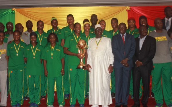 30 Photos: Les Lionnes présentent le trophée  de l’afrobasket au Président Macky Sall 