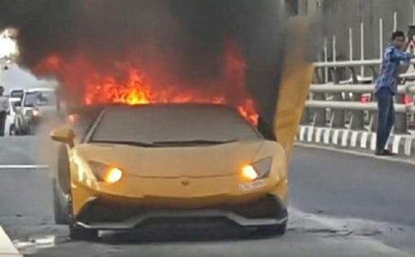 Il veut faire le malin avec sa Lamborghini, elle termine en flammes