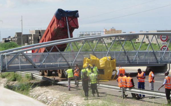 Arrêt sur image : Voici la passerelle qui s’est affaissée, hier, sur l’autoroute à péage