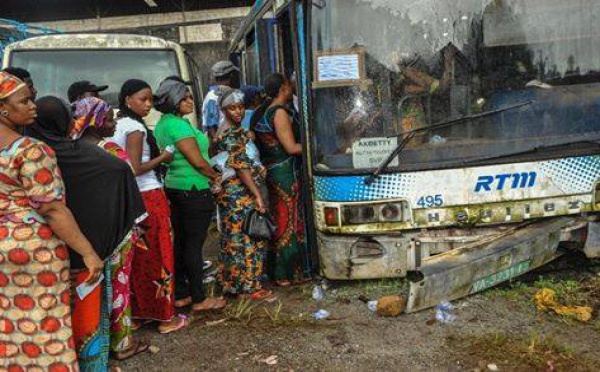 Un bus qui fait office de bureau de vote en Guinée