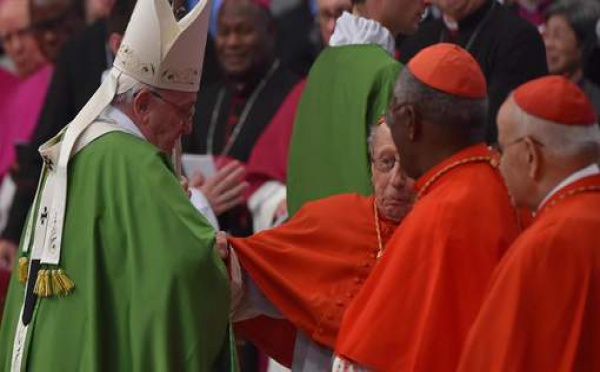 Un cardinal nonagénaire se fracture le fémur en saluant le pape