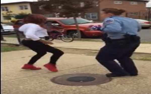 Une policière interrompt une bagarre en participant à une battle de danse
