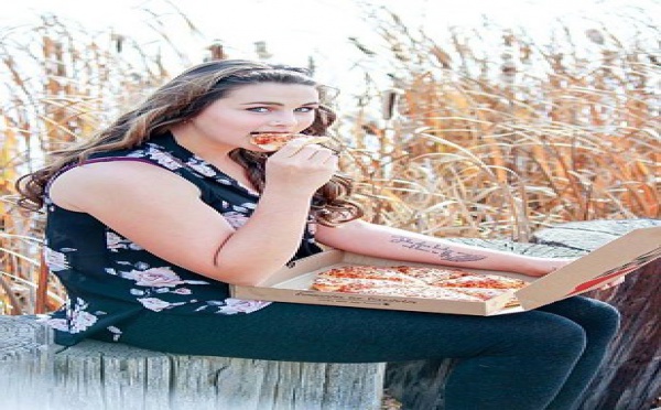 Cette fille en a marre des photos de couples alors elle pose avec une pizza