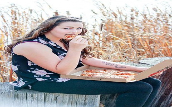 Cette fille en a marre des photos de couples alors elle pose avec une pizza