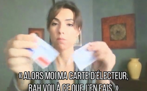 Cette femme a déchiré sa carte d’électeur sur Facebook et d’autres l’imitent