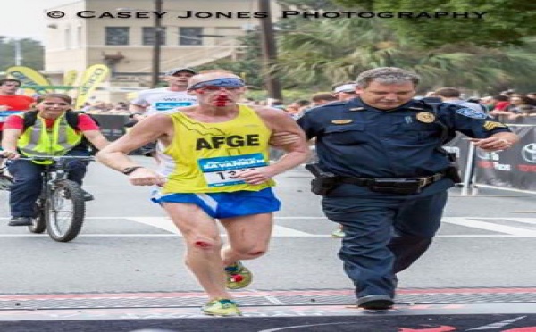 Ce policier a aidé un coureur blessé à finir son marathon