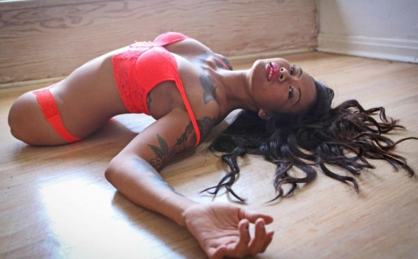 Kanya Sesser, née sans jambes, devient mannequin lingerie MODÈLE