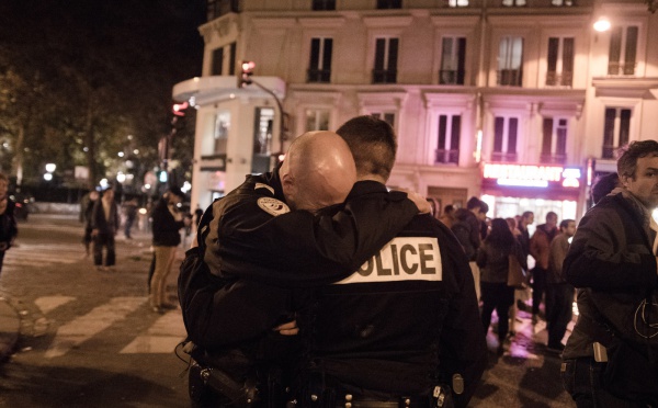 « L’un des deux policiers a fondu en larmes dans les bras de son collègue »