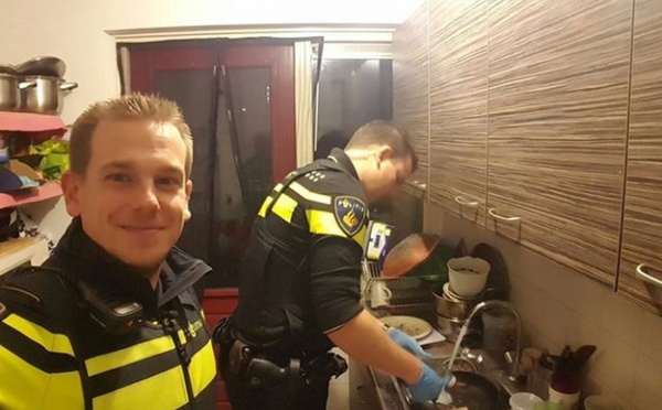 Ces policiers se sont occupés des enfants d’une femme qui a dû aller à l’hôpital