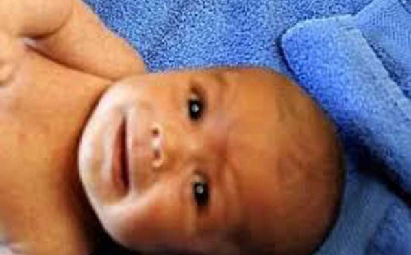 Regardez comment ce bébé est bercé par le Coran