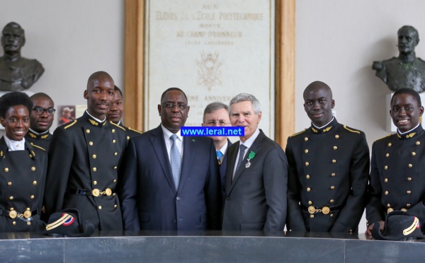Les étudiants sénégalais de l'école polytechnique de Paris posent avec le Président Macky Sall