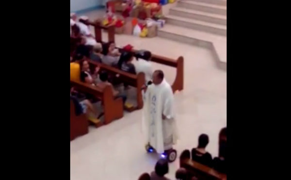 Un prêtre suspendu pour avoir dit la messe sur un hoverboard