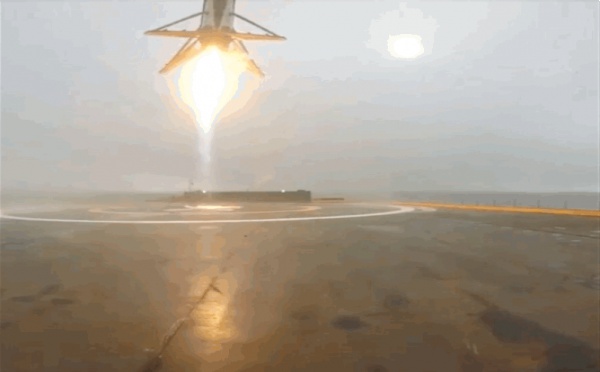 Une fusée de SpaceX rate son atterrissage et explose