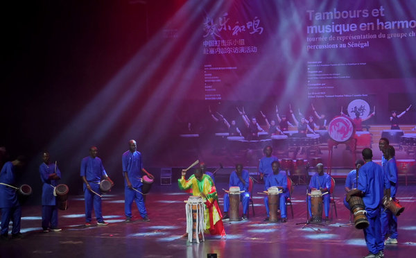 WAXTU CHINE - Des percussionnistes chinois enflamment le public dakarois (version wolof)