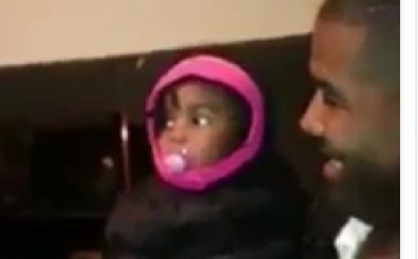 Son papa est jumeau et le bébé ne comprend pas; Regardez !