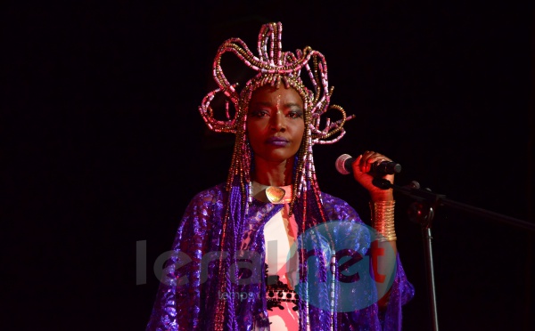 Arrêts sur images: Coumba  Gawlo Seck en mode Cléopâtre