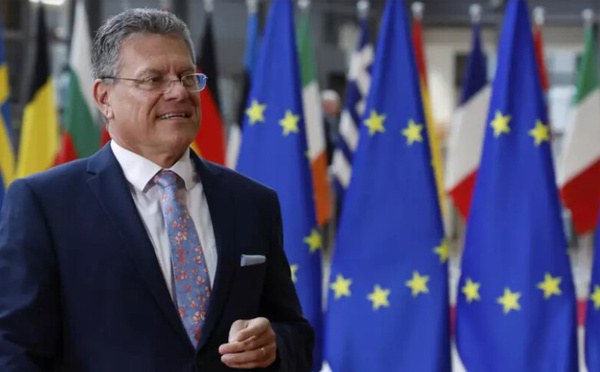 Droits de douane: l'UE répond à Donald Trump qui enfonce le clou