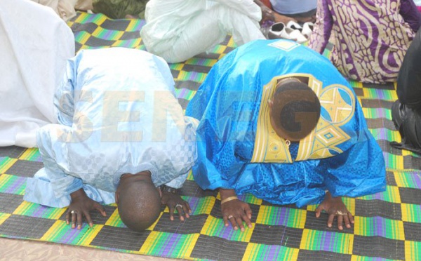 (3 photos) : Wally Seck en pleine prière