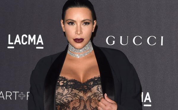 Kim Karda­shian présente son guide de cadeaux coquins pour la Saint Valen­tin
