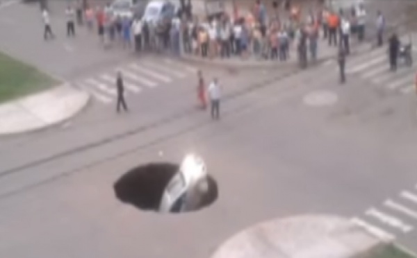 Vidéo - Une voiture avalée par un trou béant dans la chaussée
