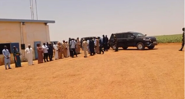 Suivez l'arrivée du Président Bassirou Diomaye Diakhare Faye dans la ville sucrière de Richard-Toll, plus précisément dans la zone agricole de Bardial.