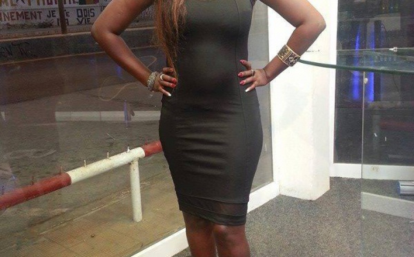 Adja Astou dans une robe qui moule ses formes à la perfection