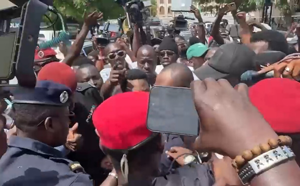 Cybercriminalité : Arrivée spectaculaire de Badara Gadiaga, accompagné d’une foule, de motos et de voitures