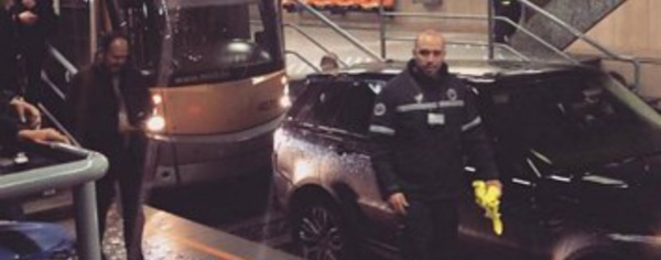 Cette voiture coincée sur les rails a bloqué le métro de Bruxelles