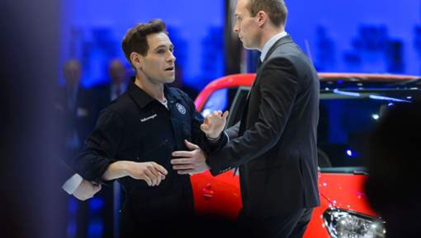 [Vidéo] Un humoriste ridiculise Volkswagen au salon de Genève