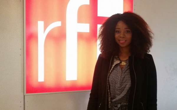 Adiouza dans les studios de RFI pour faire la promo de son actualité musicale