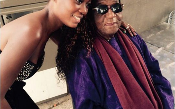 Mya, de la série "Un Café avec...", pose avec le comédien Baye Peul