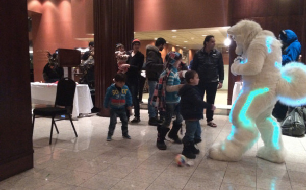 Des réfugiés syriens ont rencontré des furries et les photos sont folles