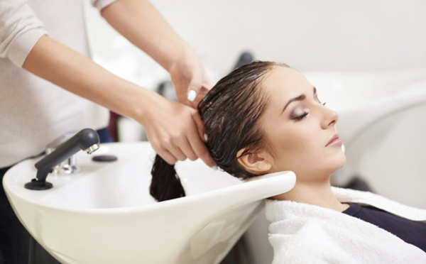 Voici pourquoi cette femme a fait un AVC chez le coiffeur