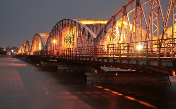 Vidéo - Incroyable : Un bus se coince sur le Pont Faidherbe. Regardez !
