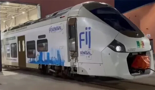 Forum Invest in Senegal : La SENTER met le TER aux couleurs de l’événement, une rame décorée aux couleurs de l’événement