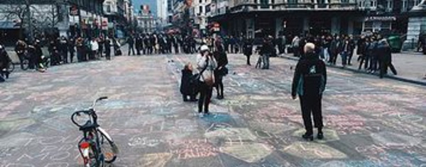 Des Bruxellois décorent les rues de leur ville avec des messages de paix