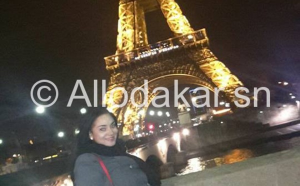 Thioro Balbaky pose devant la Tour Eiffel 