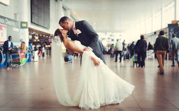 Cette photo de mariage à l’aéroport de Bruxelles a ému plein d’internautes