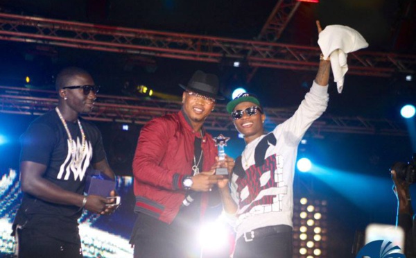 Le Bad Boy El Hadji Diouf sur scène au concert de Wizkid