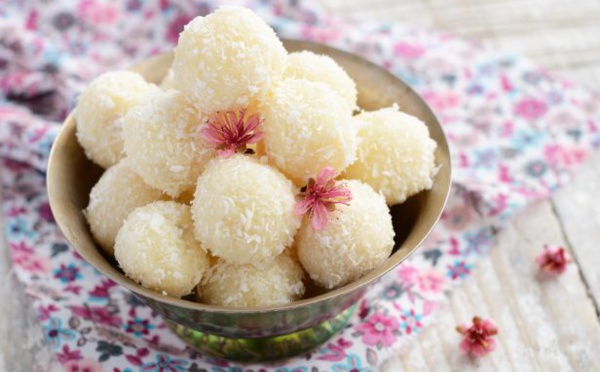 Vous raffolez des boules de coco ? Réalisez la recette en quelques minutes avec deux ingrédients seulement !